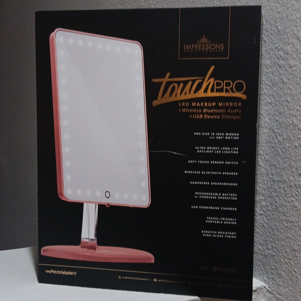 Bluetooth makeup mirror